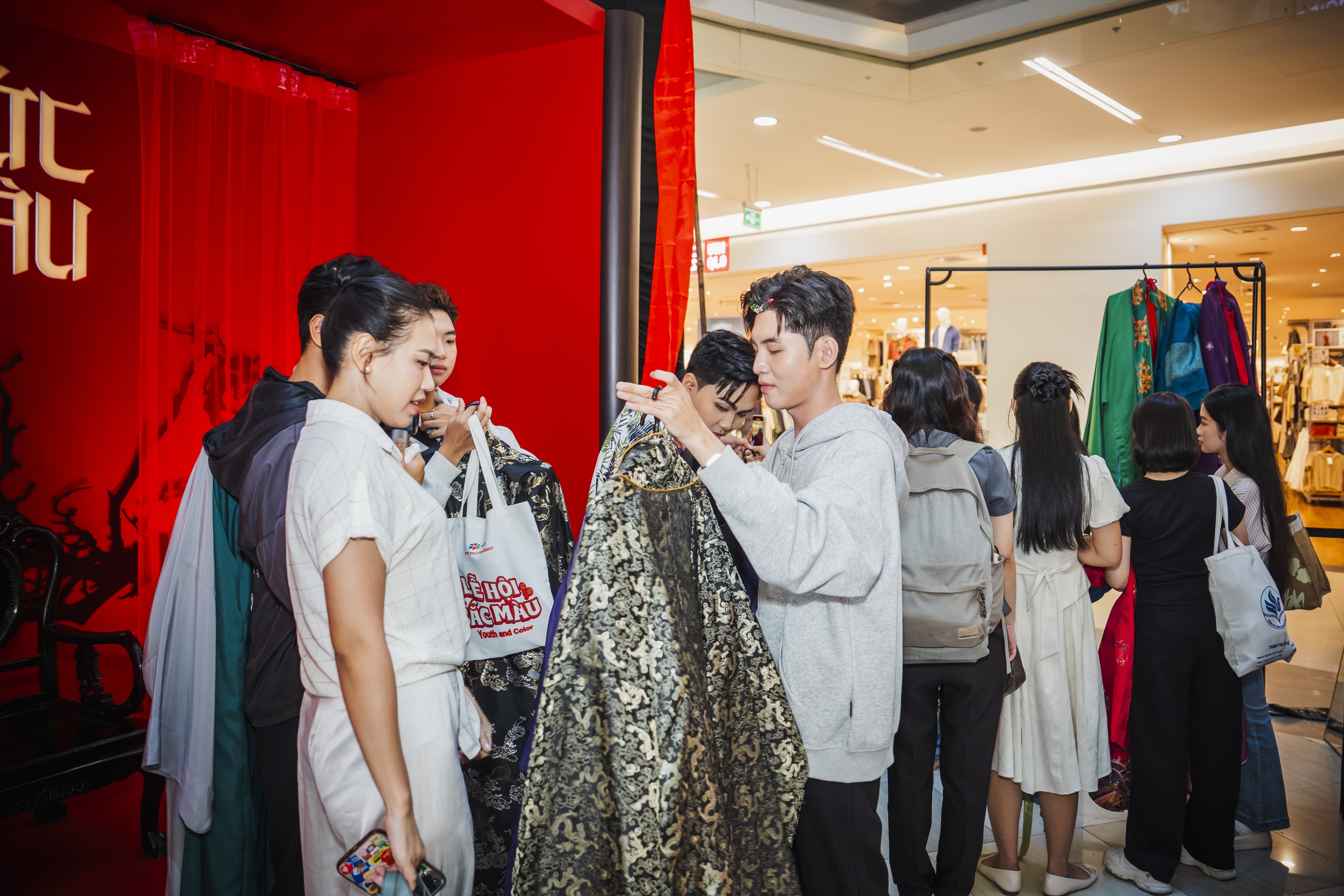 Sau thông điệp nhắn nhủ dễ thương, Vạn Hạnh Mall lại tiếp tục đông đúc khách hàng vì sự kiện "rước dâu" độc đáo- Ảnh 11.