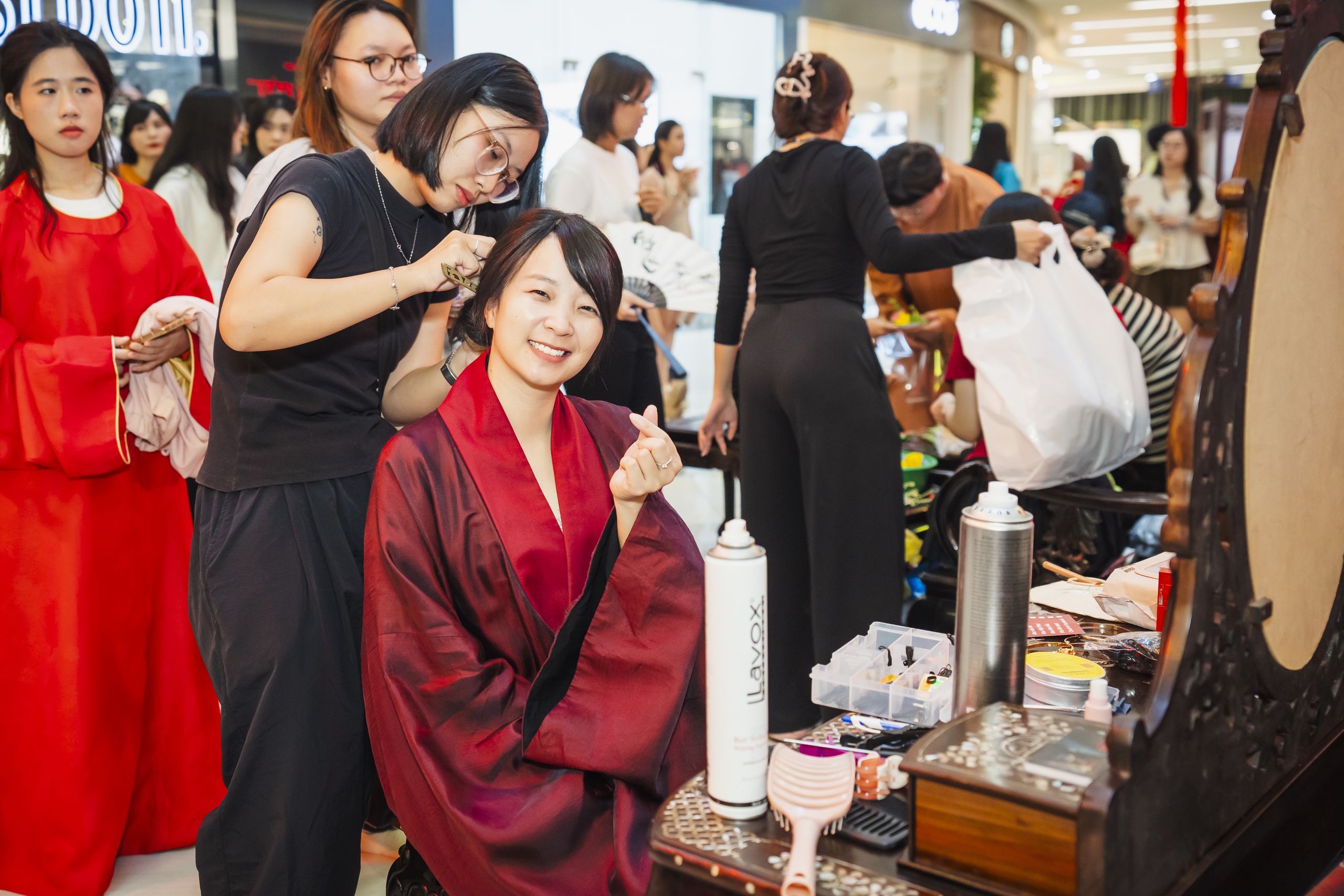 Sau thông điệp nhắn nhủ dễ thương, Vạn Hạnh Mall lại tiếp tục đông đúc khách hàng vì sự kiện "rước dâu" độc đáo- Ảnh 10.