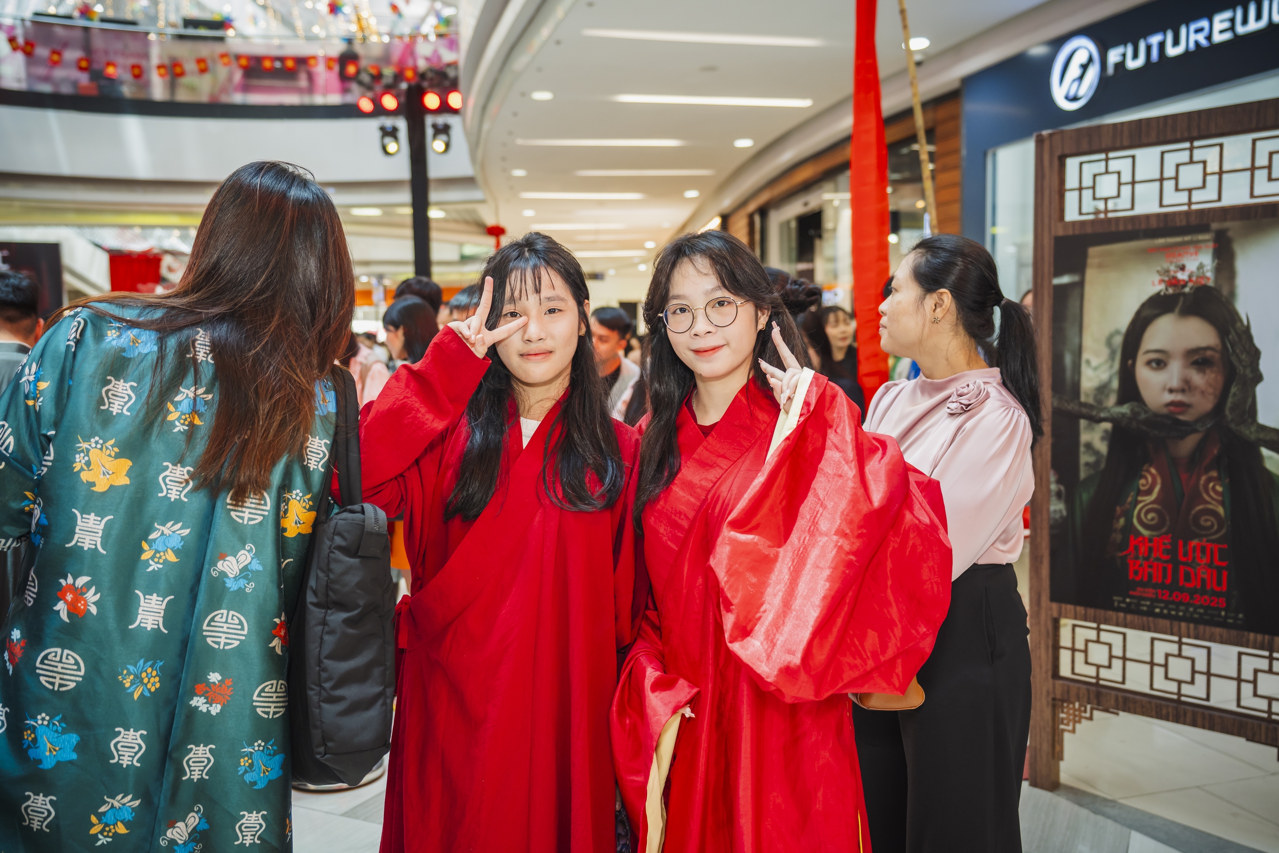 Sau thông điệp nhắn nhủ dễ thương, Vạn Hạnh Mall lại tiếp tục đông đúc khách hàng vì sự kiện "rước dâu" độc đáo- Ảnh 9.