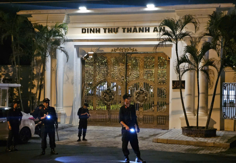 Ảnh khám xét dinh thự và nơi làm việc của "bầu Đoan"- Ảnh 4. Ảnh khám xét dinh thự và nơi làm việc của "bầu Đoan"- Ảnh 4.