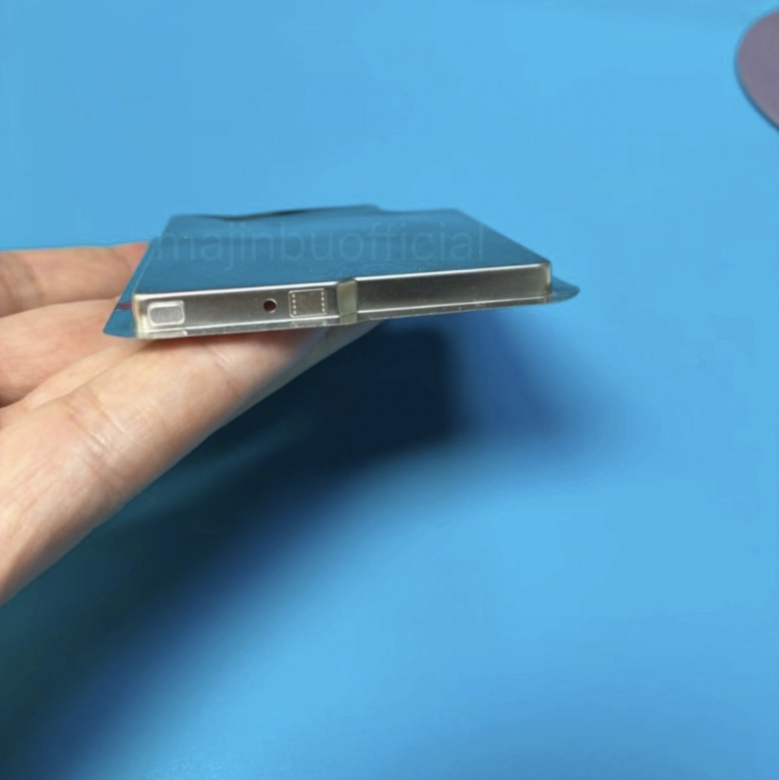 Lộ ảnh thật pin iPhone 17 Air: Quá bé!- Ảnh 4. Lộ ảnh thật pin iPhone 17 Air: Quá bé!- Ảnh 4.