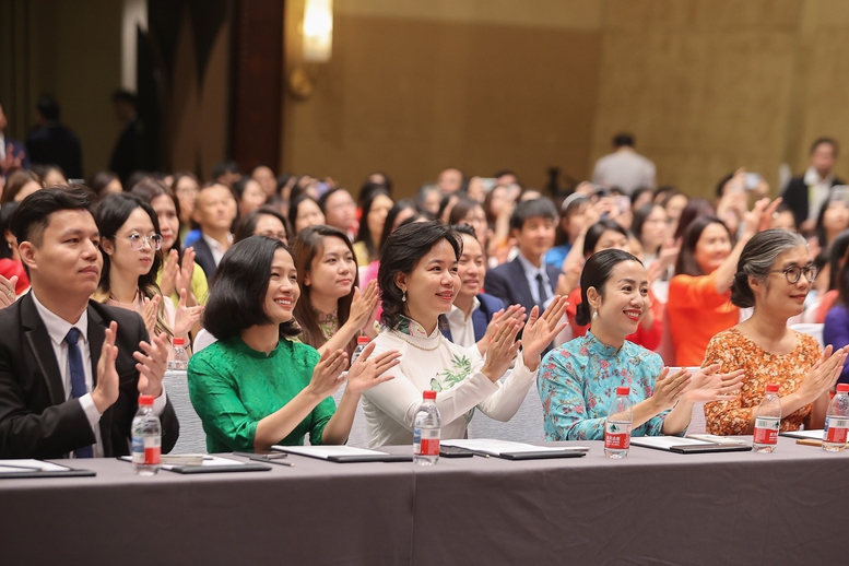 Thủ tướng chia sẻ với kiều bào tại Trung Quốc về không khí, tinh thần Quốc khánh trong nước- Ảnh 6. Thủ tướng chia sẻ với kiều bào tại Trung Quốc về không khí, tinh thần Quốc khánh trong nước- Ảnh 6.