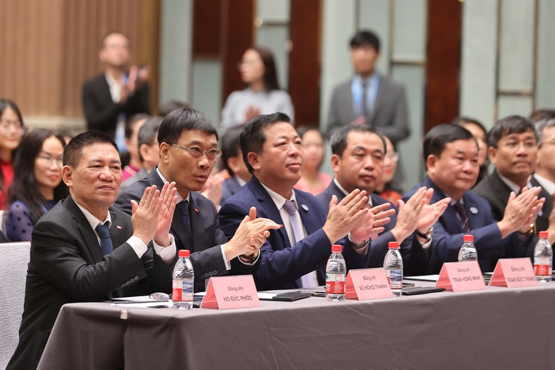 Thủ tướng chia sẻ với kiều bào tại Trung Quốc về không khí, tinh thần Quốc khánh trong nước- Ảnh 4. Thủ tướng chia sẻ với kiều bào tại Trung Quốc về không khí, tinh thần Quốc khánh trong nước- Ảnh 4.