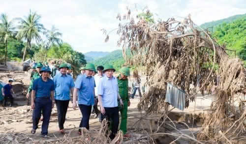 Phó Thủ tướng Hồ Đức Phớc làm trưởng đoàn lên xã biên giới Mỹ Lý tỉnh Nghệ An thăm hỏi, động viên nhân dân, đôn đốc khắc phục hậu quả của bão số 3- Ảnh 5. Phó Thủ tướng Hồ Đức Phớc làm trưởng đoàn lên xã biên giới Mỹ Lý tỉnh Nghệ An thăm hỏi, động viên nhân dân, đôn đốc khắc phục hậu quả của bão số 3- Ảnh 5.