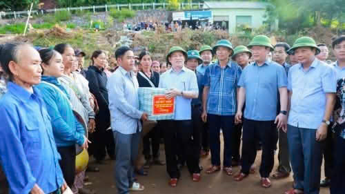 Phó Thủ tướng Hồ Đức Phớc làm trưởng đoàn lên xã biên giới Mỹ Lý tỉnh Nghệ An thăm hỏi, động viên nhân dân, đôn đốc khắc phục hậu quả của bão số 3- Ảnh 4. Phó Thủ tướng Hồ Đức Phớc làm trưởng đoàn lên xã biên giới Mỹ Lý tỉnh Nghệ An thăm hỏi, động viên nhân dân, đôn đốc khắc phục hậu quả của bão số 3- Ảnh 4.