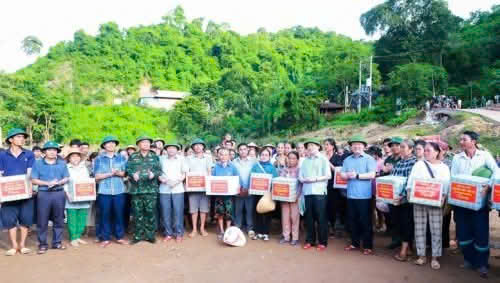 Phó Thủ tướng Hồ Đức Phớc làm trưởng đoàn lên xã biên giới Mỹ Lý tỉnh Nghệ An thăm hỏi, động viên nhân dân, đôn đốc khắc phục hậu quả của bão số 3- Ảnh 6. Phó Thủ tướng Hồ Đức Phớc làm trưởng đoàn lên xã biên giới Mỹ Lý tỉnh Nghệ An thăm hỏi, động viên nhân dân, đôn đốc khắc phục hậu quả của bão số 3- Ảnh 6.