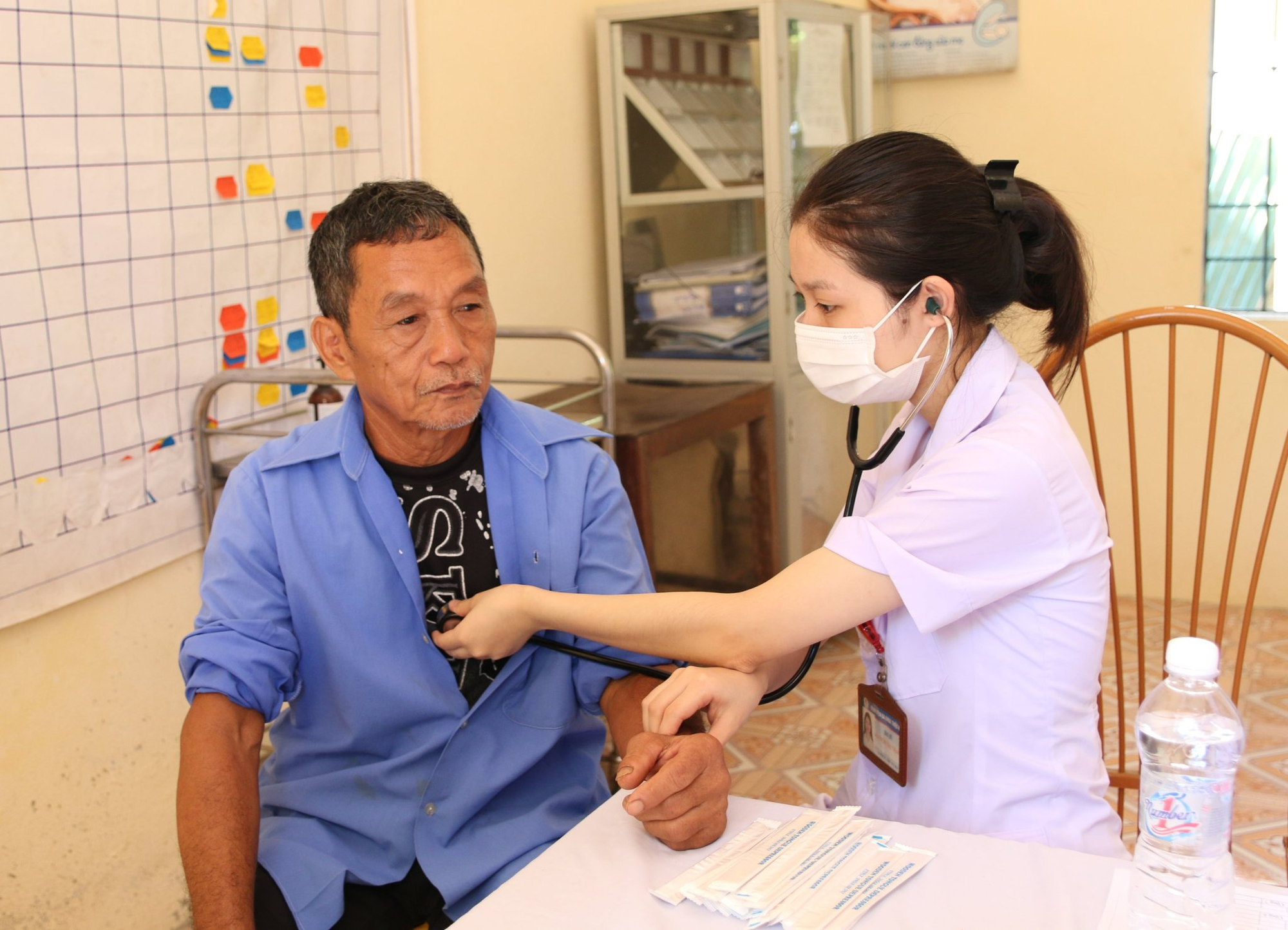 5 trường hợp đặc biệt vẫn được thanh toán khi chưa xuất trình thẻ BHYT- Ảnh 1.