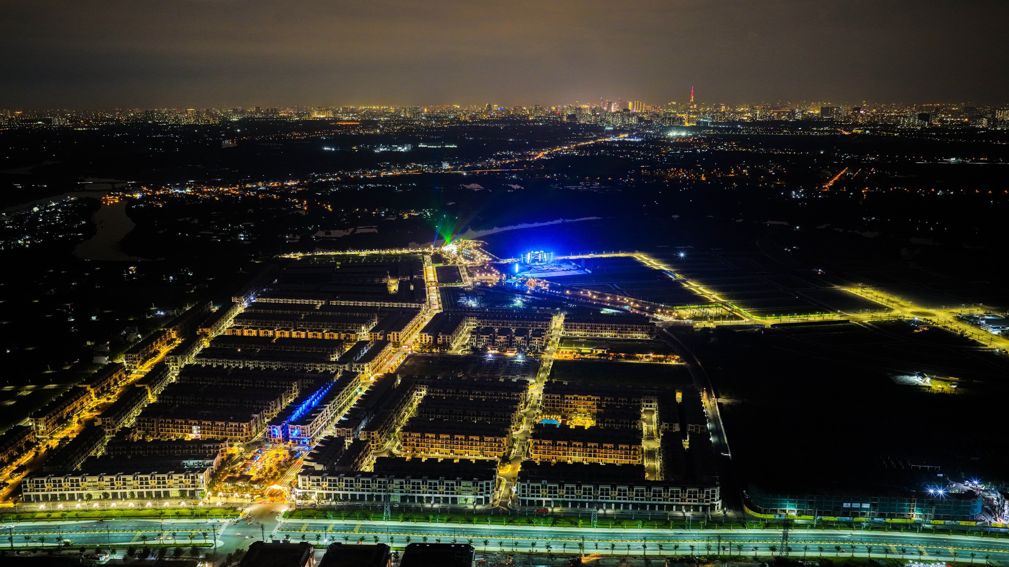 Thành phố Thiên niên kỷ T&T City Millennia bừng sáng trước đại nhạc hội- Ảnh 2.