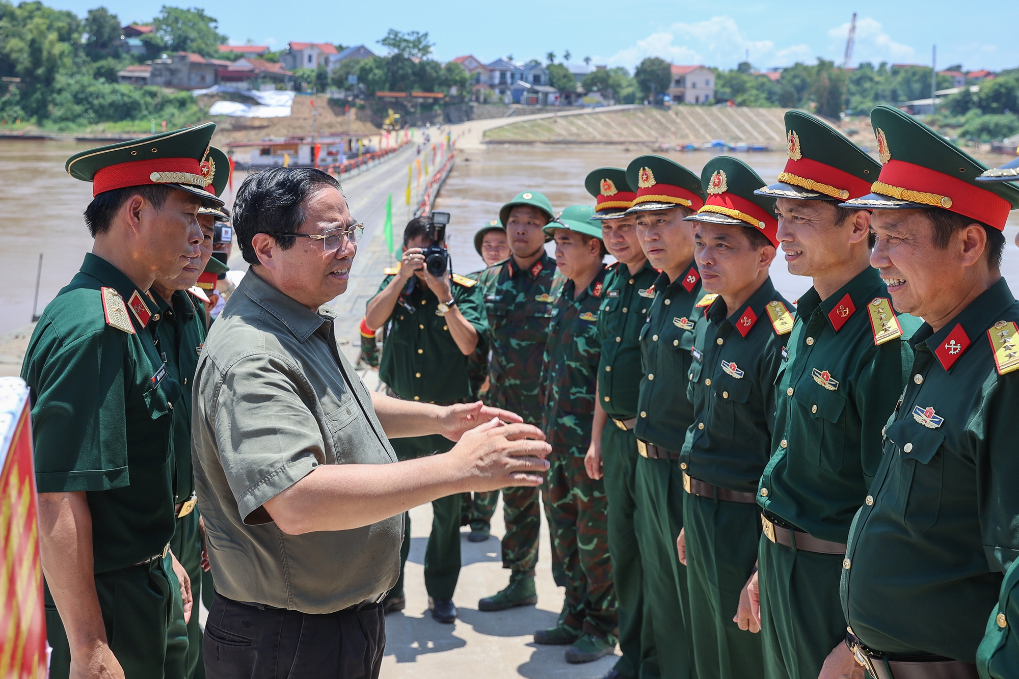 "Dự án khẩn cấp" vượt tiến độ 3 tháng, Thủ tướng đề nghị khen thưởng nhà thầu ngay tại công trường- Ảnh 3. "Dự án khẩn cấp" vượt tiến độ 3 tháng, Thủ tướng đề nghị khen thưởng nhà thầu ngay tại công trường- Ảnh 3.