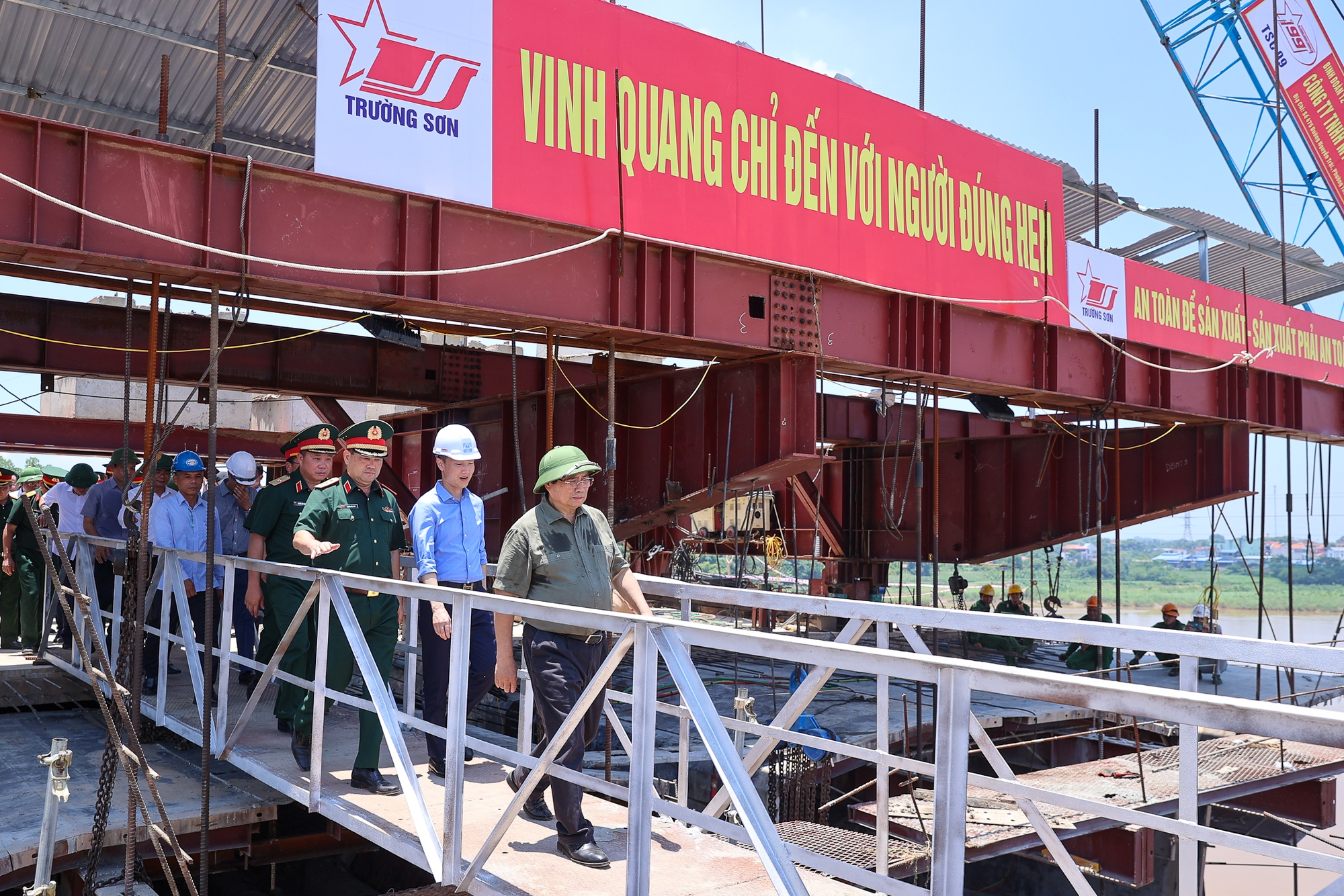"Dự án khẩn cấp" vượt tiến độ 3 tháng, Thủ tướng đề nghị khen thưởng nhà thầu ngay tại công trường- Ảnh 1. "Dự án khẩn cấp" vượt tiến độ 3 tháng, Thủ tướng đề nghị khen thưởng nhà thầu ngay tại công trường- Ảnh 1.
