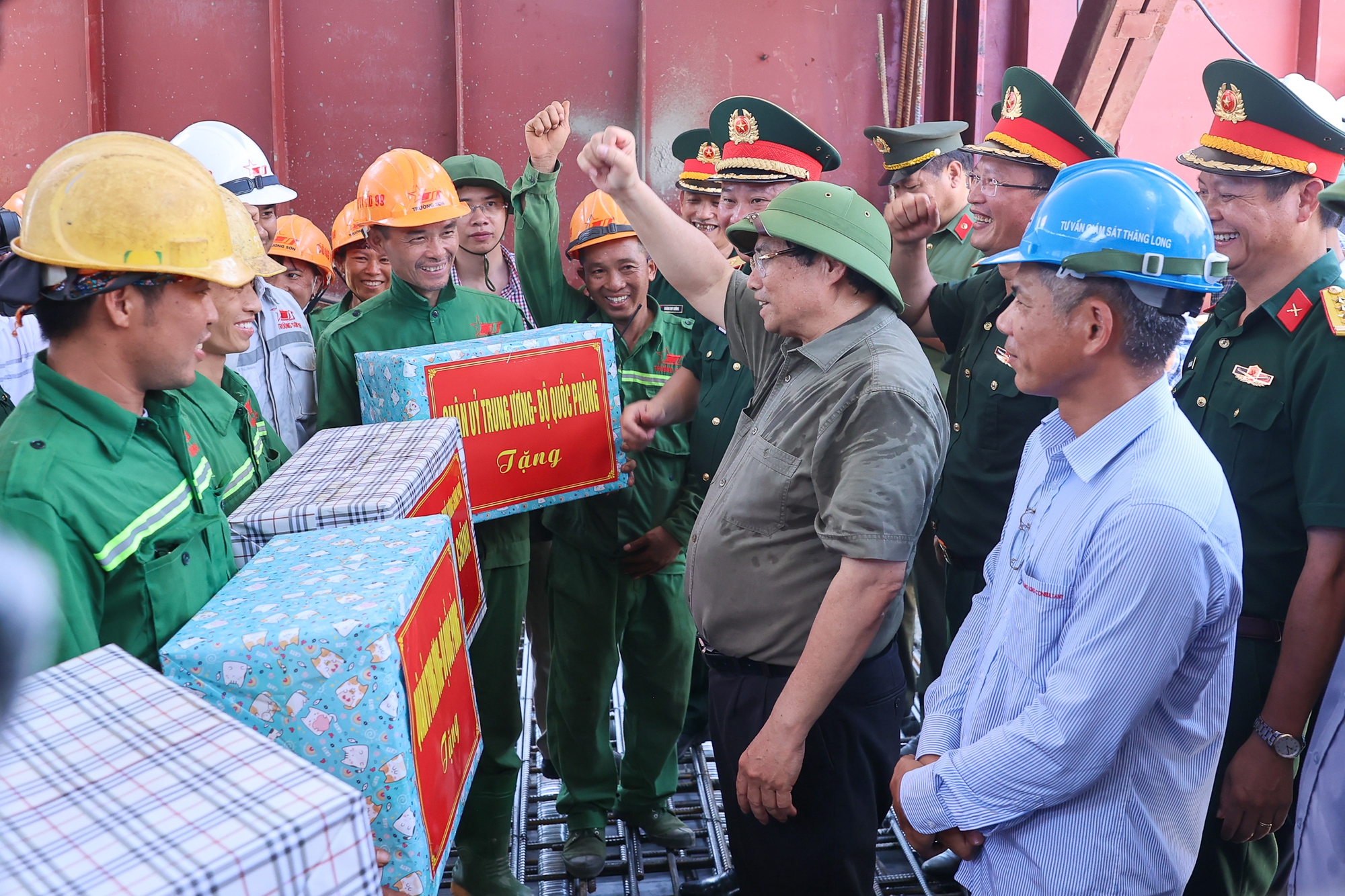 "Dự án khẩn cấp" vượt tiến độ 3 tháng, Thủ tướng đề nghị khen thưởng nhà thầu ngay tại công trường- Ảnh 2. "Dự án khẩn cấp" vượt tiến độ 3 tháng, Thủ tướng đề nghị khen thưởng nhà thầu ngay tại công trường- Ảnh 2.