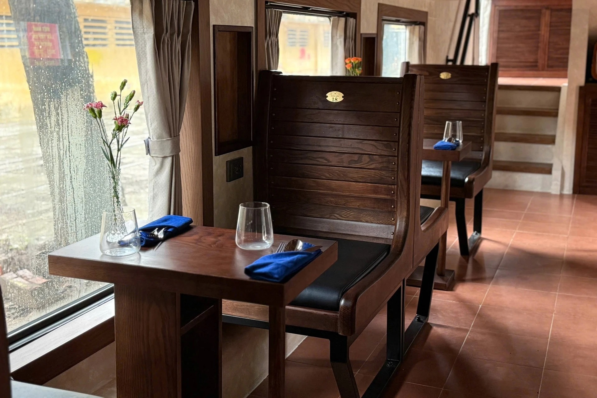 Đoàn tàu du lịch Hà Nội 5 Cửa Ô sẽ chính thức khai thác thương mại từ 3/9- Ảnh 2. Đoàn tàu du lịch Hà Nội 5 Cửa Ô sẽ chính thức khai thác thương mại từ 3/9- Ảnh 2.