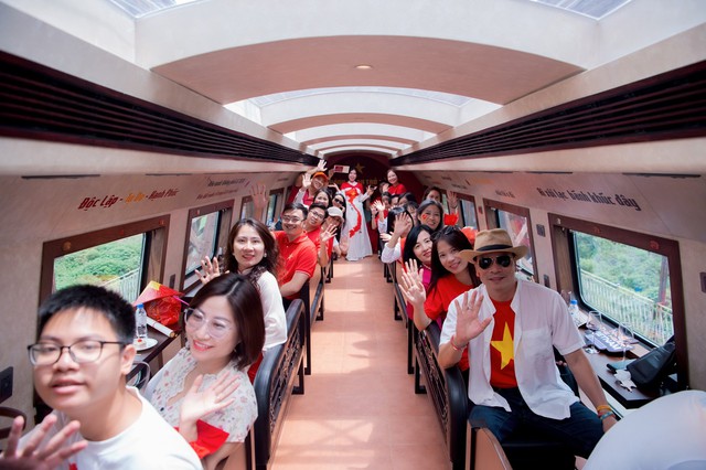 Đoàn tàu du lịch Hà Nội 5 Cửa Ô sẽ chính thức khai thác thương mại từ 3/9- Ảnh 5. Đoàn tàu du lịch Hà Nội 5 Cửa Ô sẽ chính thức khai thác thương mại từ 3/9- Ảnh 5.