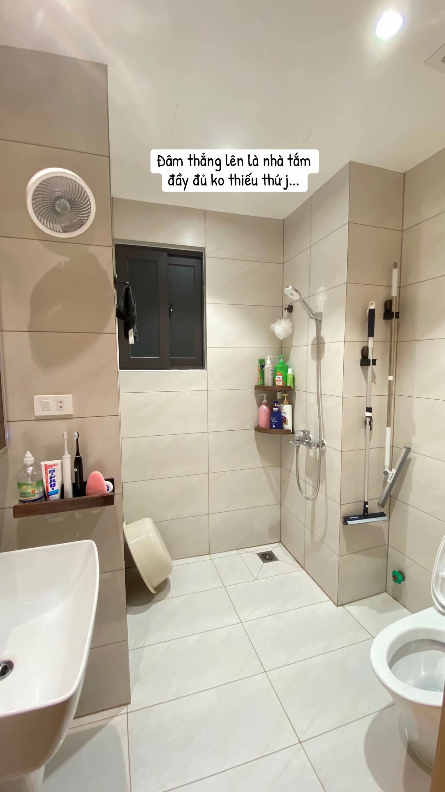 Trần đời chưa từng thấy: Bàn thờ đặt sát bếp cạnh toilet, chủ nhà bị dân mạng hỏi dồn "có sợ gia tiên phật ý không?"!- Ảnh 2. Trần đời chưa từng thấy: Bàn thờ đặt sát bếp cạnh toilet, chủ nhà bị dân mạng hỏi dồn "có sợ gia tiên phật ý không?"!- Ảnh 2.