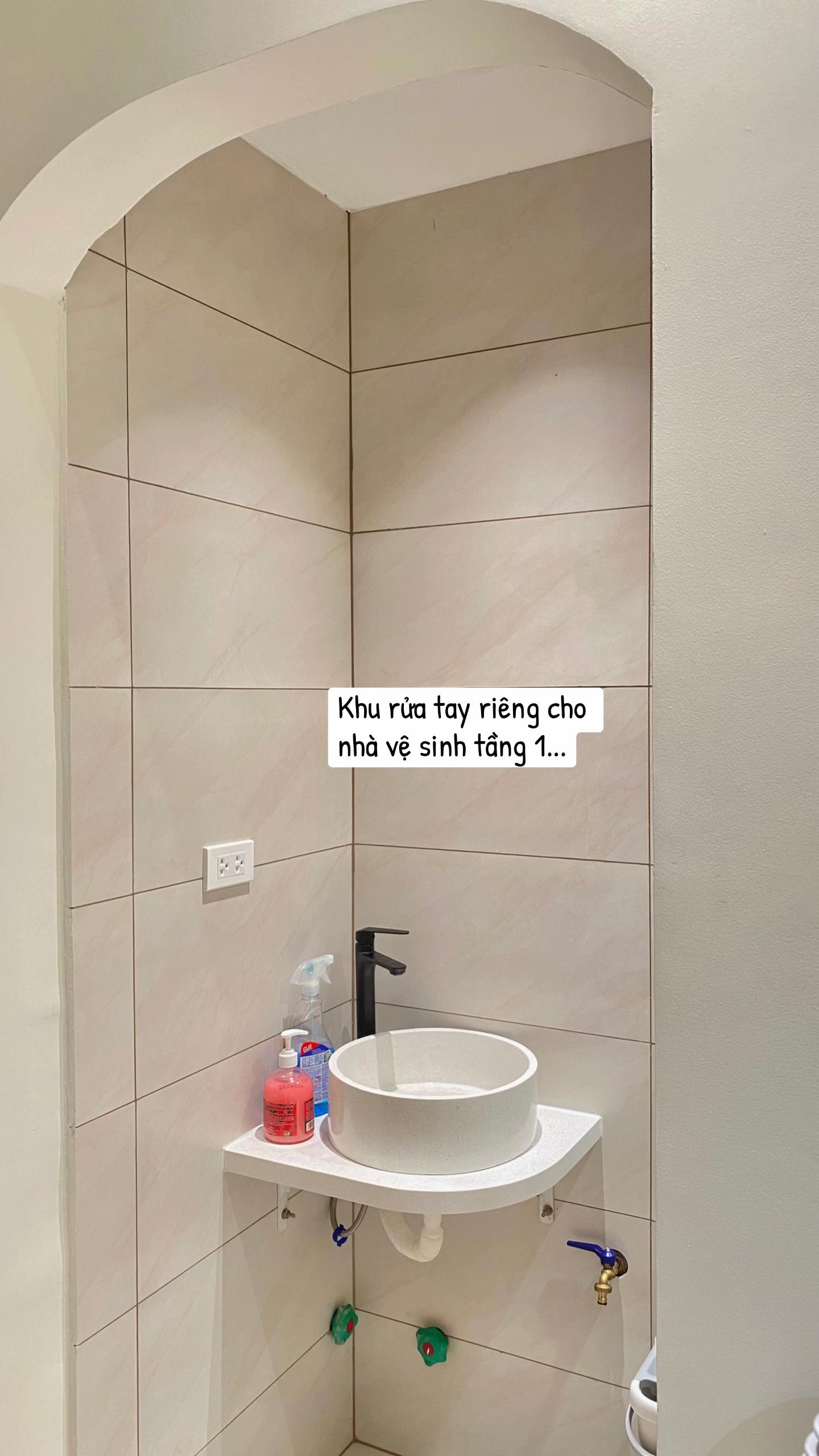 Trần đời chưa từng thấy: Bàn thờ đặt sát bếp cạnh toilet, chủ nhà bị dân mạng hỏi dồn "có sợ gia tiên phật ý không?"!- Ảnh 8. Trần đời chưa từng thấy: Bàn thờ đặt sát bếp cạnh toilet, chủ nhà bị dân mạng hỏi dồn "có sợ gia tiên phật ý không?"!- Ảnh 8.