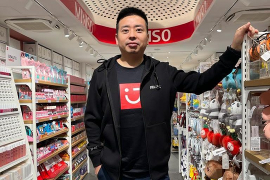 Đi đâu cũng thấy MINISO: Người đứng đằng sau "đế chế tạp hoá" này vốn là một công nhân nhà máy- Ảnh 2. Đi đâu cũng thấy MINISO: Người đứng đằng sau "đế chế tạp hoá" này vốn là một công nhân nhà máy- Ảnh 2.
