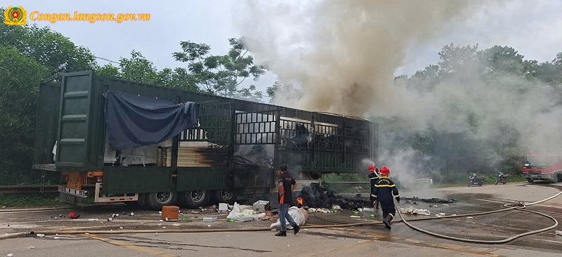 Cháy xe container giữa đường, hé lộ bí mật ẩn giấu trong 195 thùng xốp khiến nhiều người giật mình- Ảnh 1.