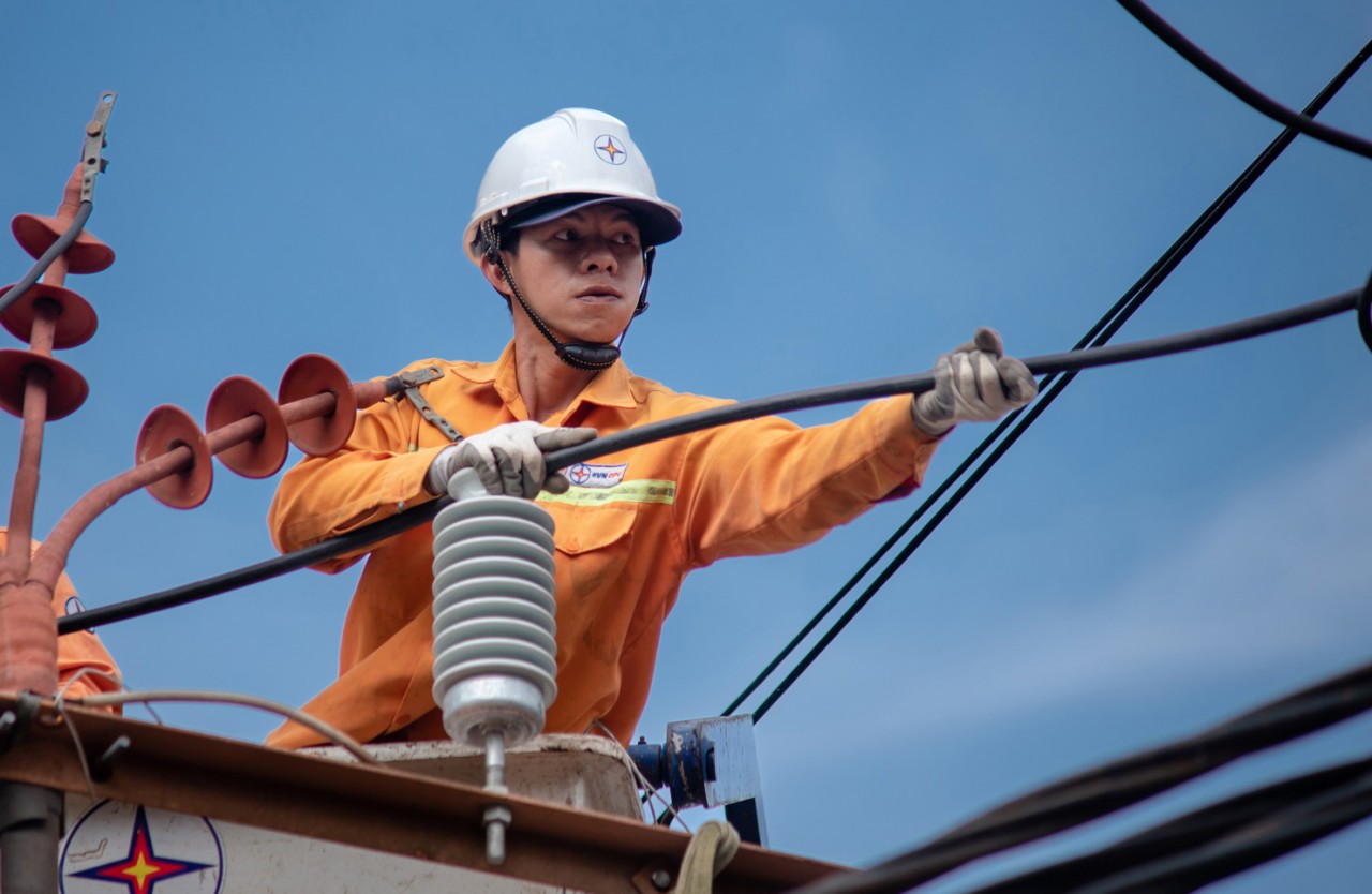 Truyền tải an toàn, ổn định hơn 170 tỷ kWh điện trong 8 tháng- Ảnh 1. Truyền tải an toàn, ổn định hơn 170 tỷ kWh điện trong 8 tháng- Ảnh 1.