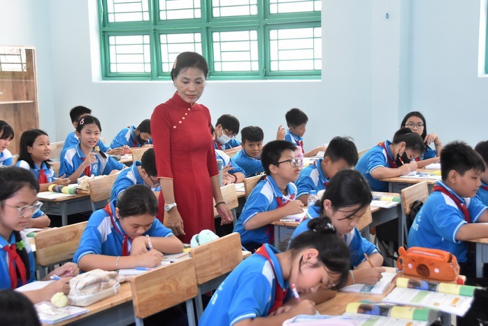 2 trường hợp giáo viên được đề xuất hưởng phụ cấp 150% lương ngay đầu năm sau- Ảnh 1. 2 trường hợp giáo viên được đề xuất hưởng phụ cấp 150% lương ngay đầu năm sau- Ảnh 1.