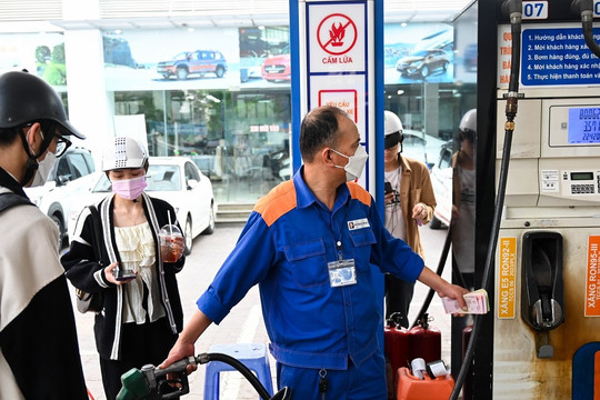 Giá xăng, dầu cùng tăng, xăng RON95 lên hơn 20.000 đồng/lít- Ảnh 1. Giá xăng, dầu cùng tăng, xăng RON95 lên hơn 20.000 đồng/lít- Ảnh 1.