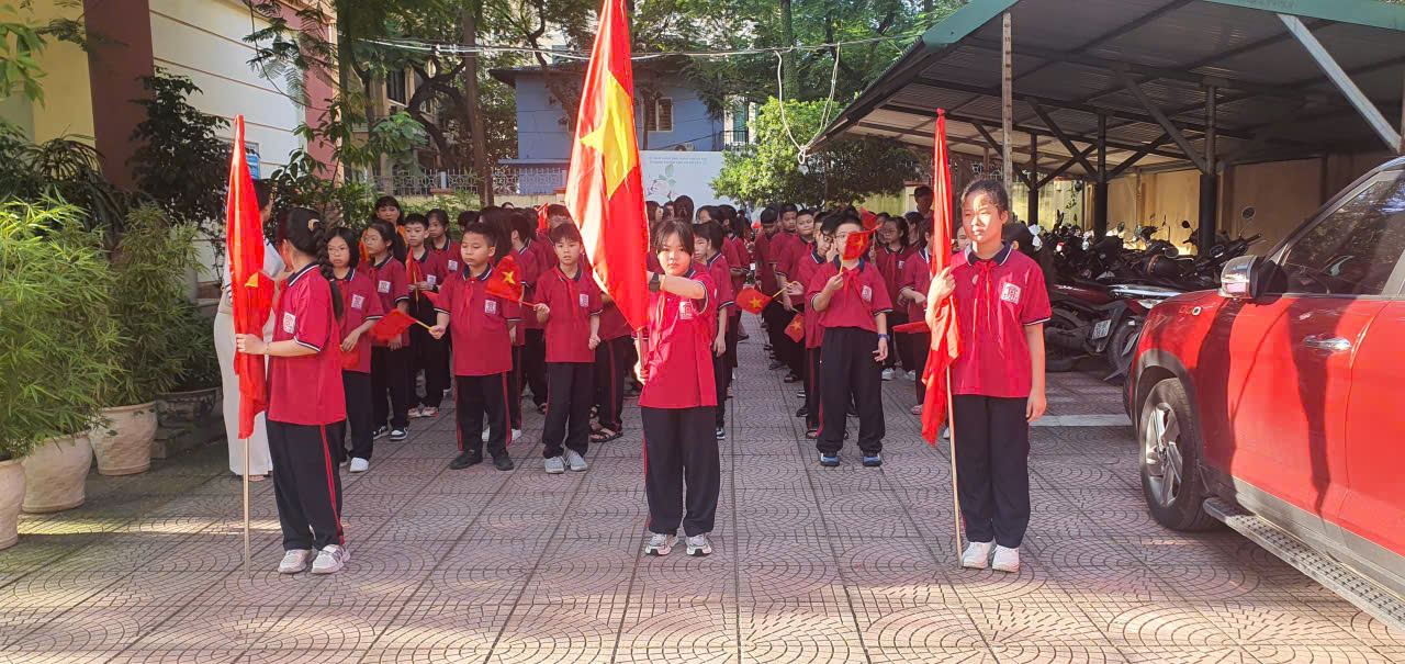 Trường THCS Đền Lừ: Học sinh náo nức dự Lễ khai giảng năm học mới 2025-2026- Ảnh 4. Trường THCS Đền Lừ: Học sinh náo nức dự Lễ khai giảng năm học mới 2025-2026- Ảnh 4.