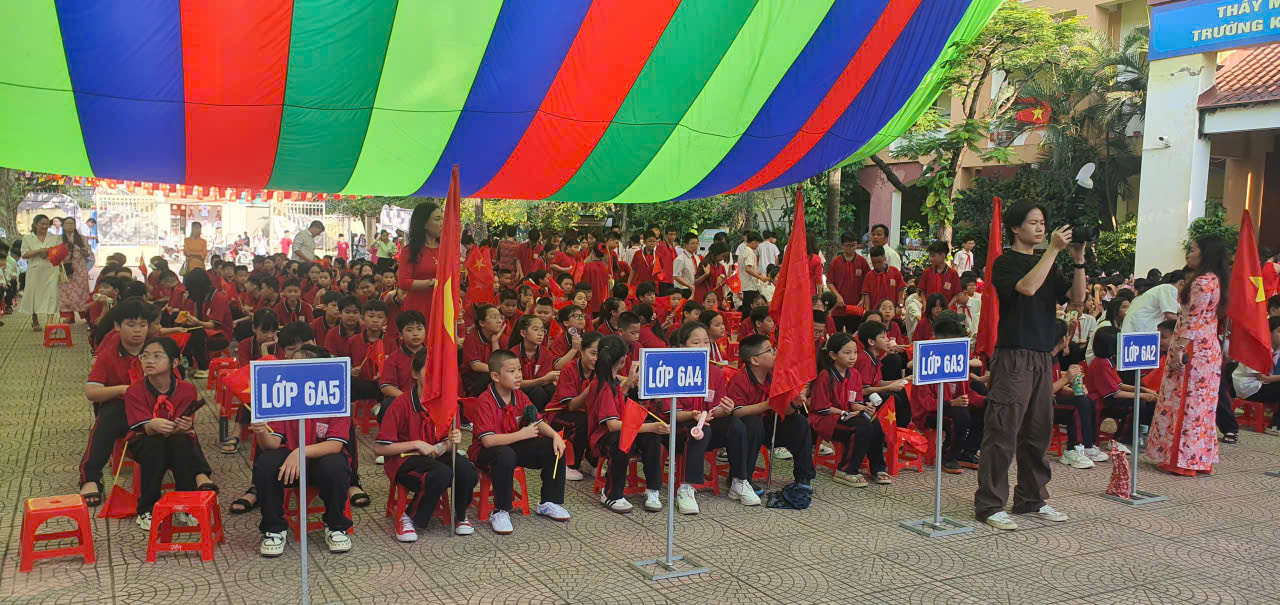 Trường THCS Đền Lừ: Học sinh náo nức dự Lễ khai giảng năm học mới 2025-2026- Ảnh 2. Trường THCS Đền Lừ: Học sinh náo nức dự Lễ khai giảng năm học mới 2025-2026- Ảnh 2.