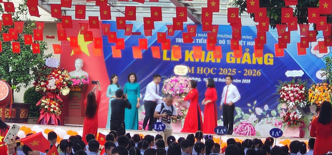 Trường Tiểu học Đô Thị Việt Hưng: Chào mừng năm học mới!- Ảnh 1. Trường Tiểu học Đô Thị Việt Hưng: Chào mừng năm học mới!- Ảnh 1.