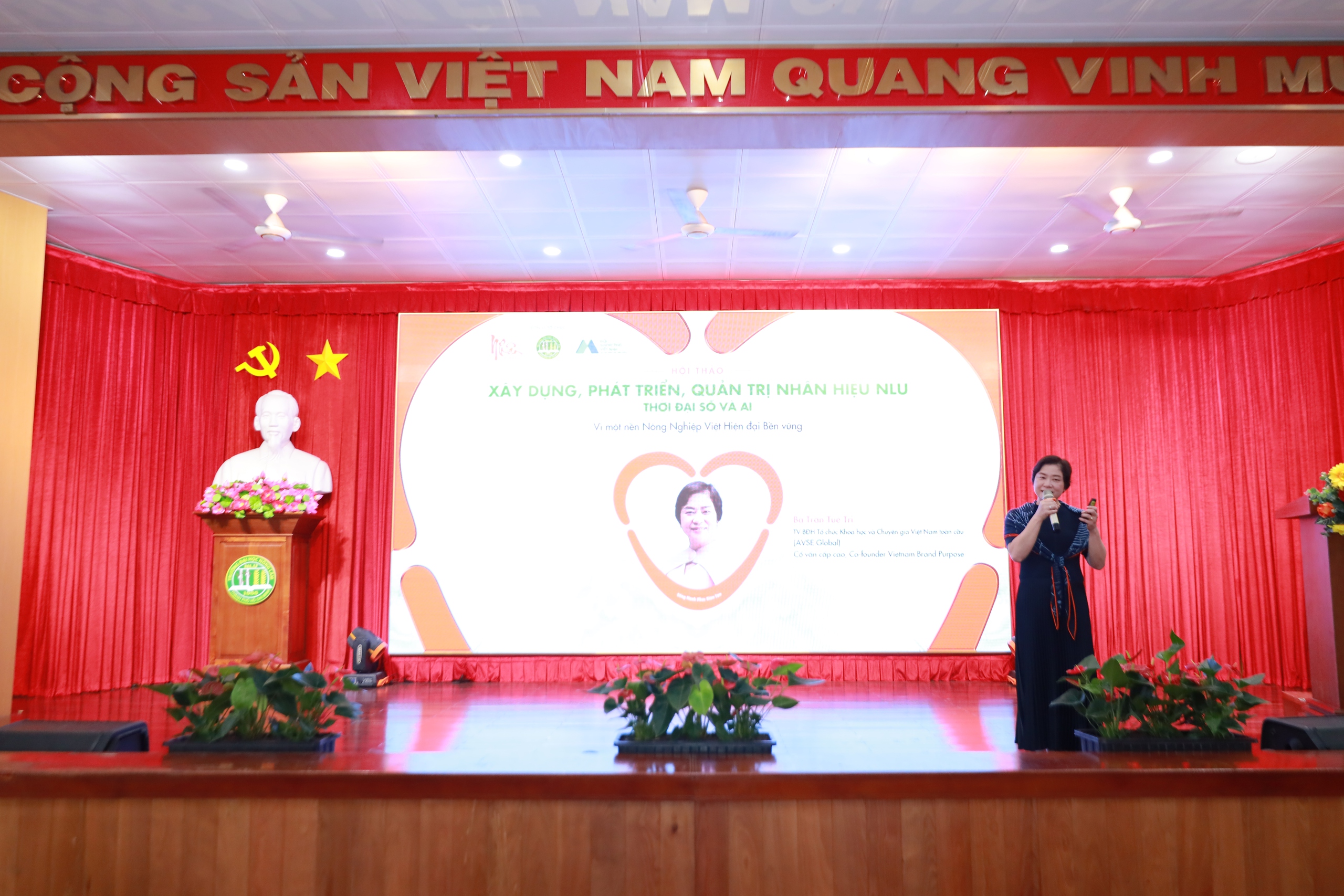 Xây dựng, phát triển quản trị Nhân hiệu NLU thời đại số và AI- Ảnh 7. Xây dựng, phát triển quản trị Nhân hiệu NLU thời đại số và AI- Ảnh 7.