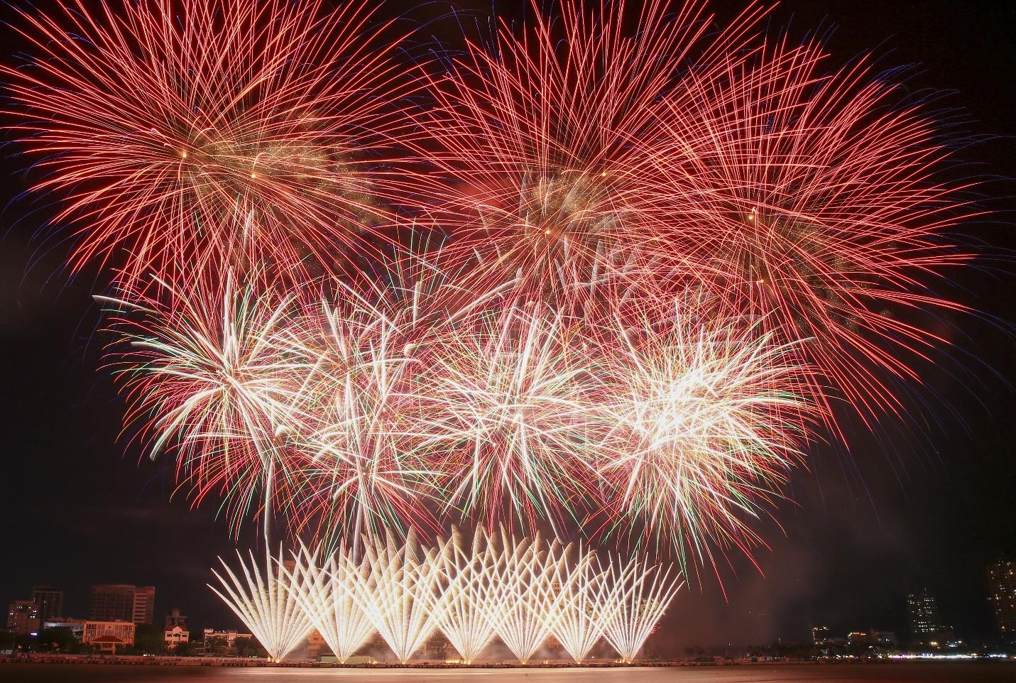 Trận địa pháo hoa lớn chưa từng có ở Hà Nội mừng thành công Đại hội Đảng XIV- Ảnh 2.