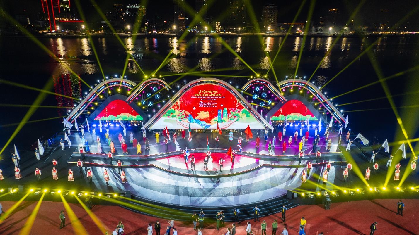 Trận địa pháo hoa lớn chưa từng có ở Hà Nội mừng thành công Đại hội Đảng XIV- Ảnh 4.