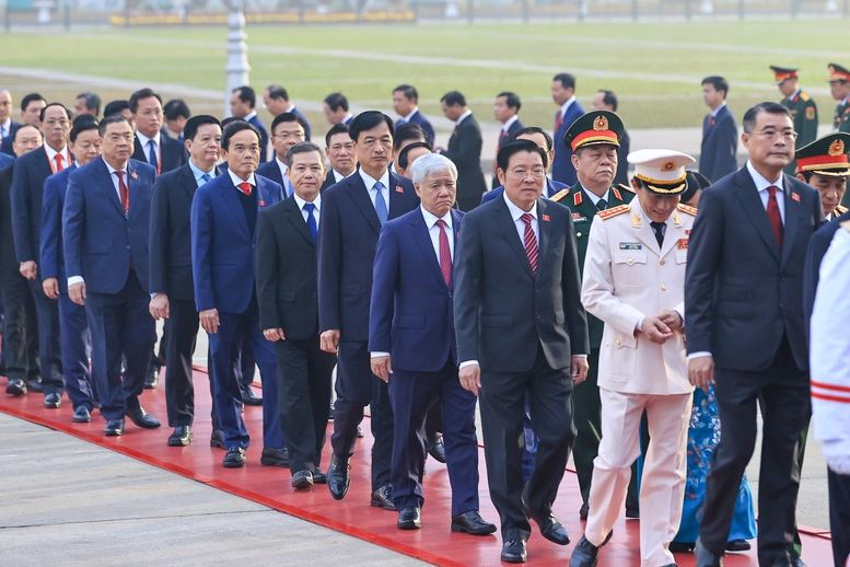 Đại biểu dự Đại hội Đảng lần thứ XIV vào Lăng viếng Chủ tịch Hồ Chí Minh- Ảnh 5.