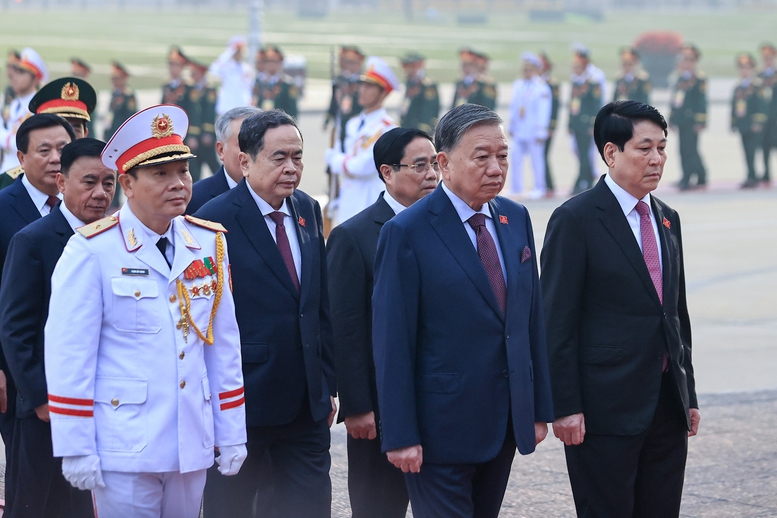 Đại biểu dự Đại hội Đảng lần thứ XIV vào Lăng viếng Chủ tịch Hồ Chí Minh- Ảnh 2.