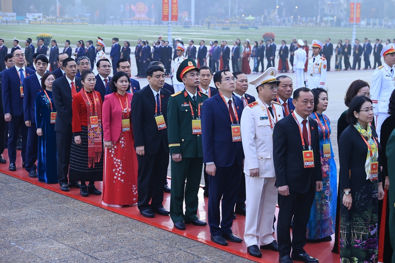 Đại biểu dự Đại hội Đảng lần thứ XIV vào Lăng viếng Chủ tịch Hồ Chí Minh- Ảnh 7.