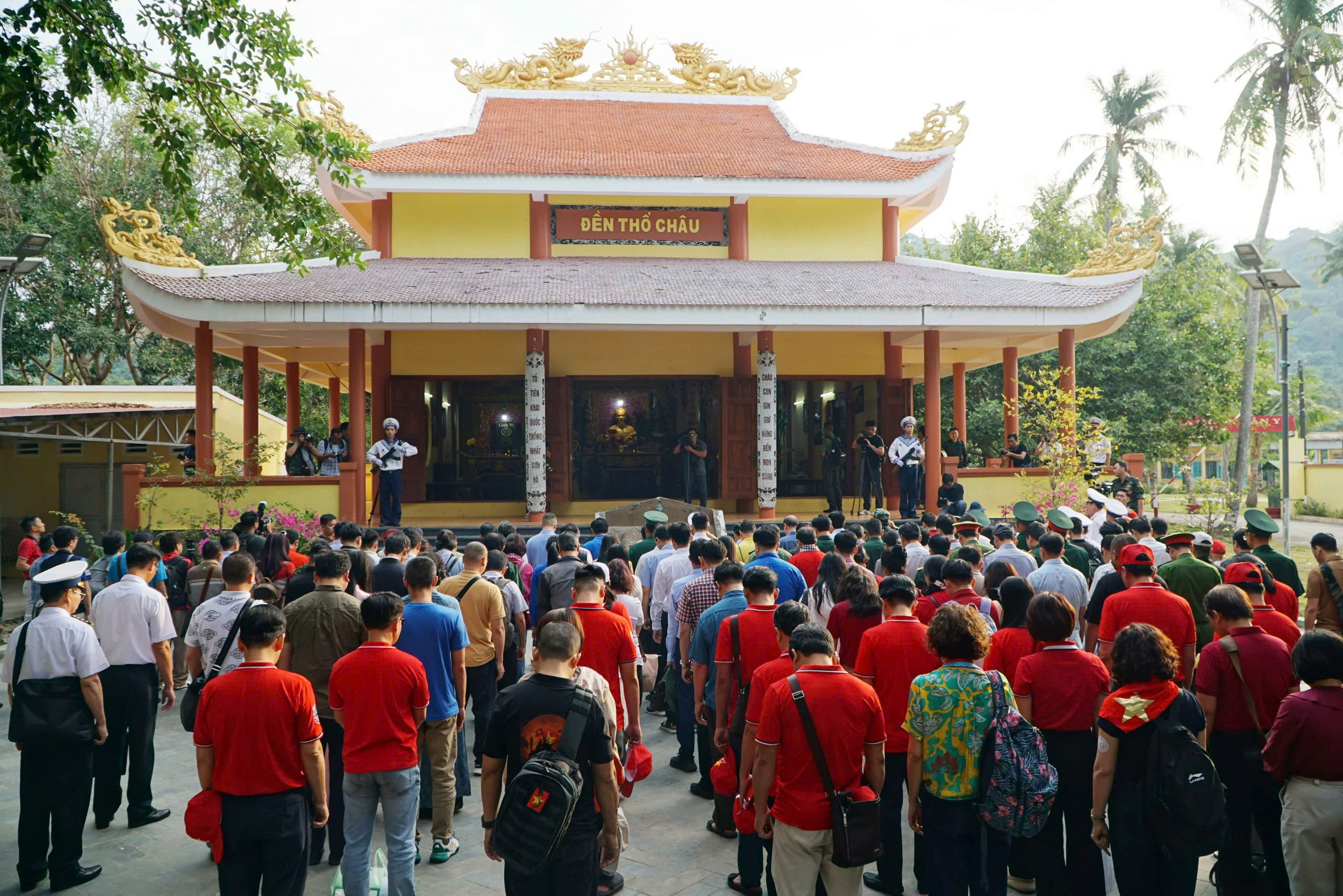 Chuyến hải trình trên vùng biển Tây Nam mang Tết đến với đảo xa của Tổ quốc- Ảnh 6.