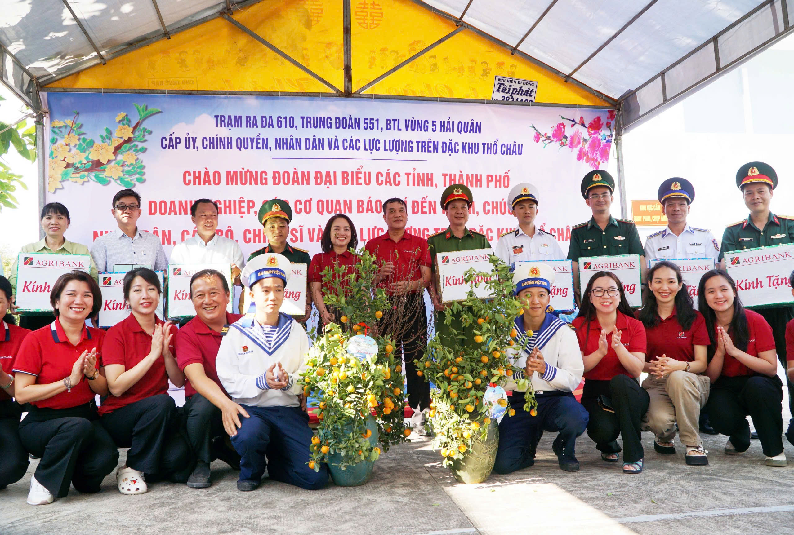 Chuyến hải trình trên vùng biển Tây Nam mang Tết đến với đảo xa của Tổ quốc- Ảnh 22.
