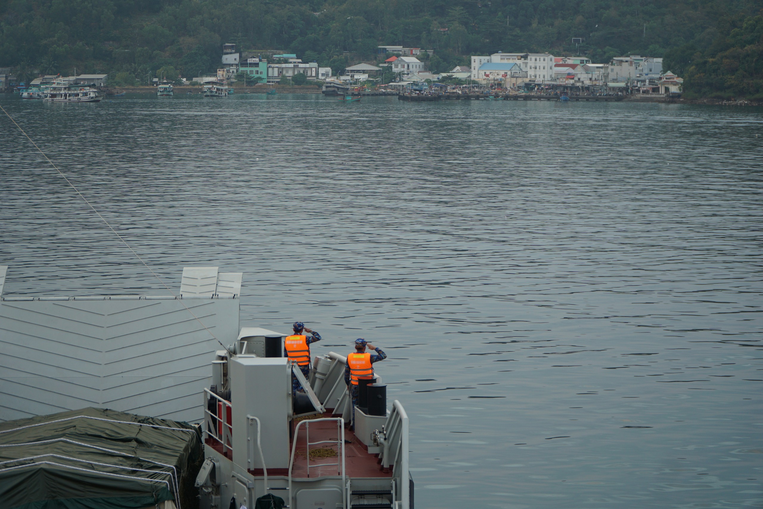 Chuyến hải trình trên vùng biển Tây Nam mang Tết đến với đảo xa của Tổ quốc- Ảnh 25.