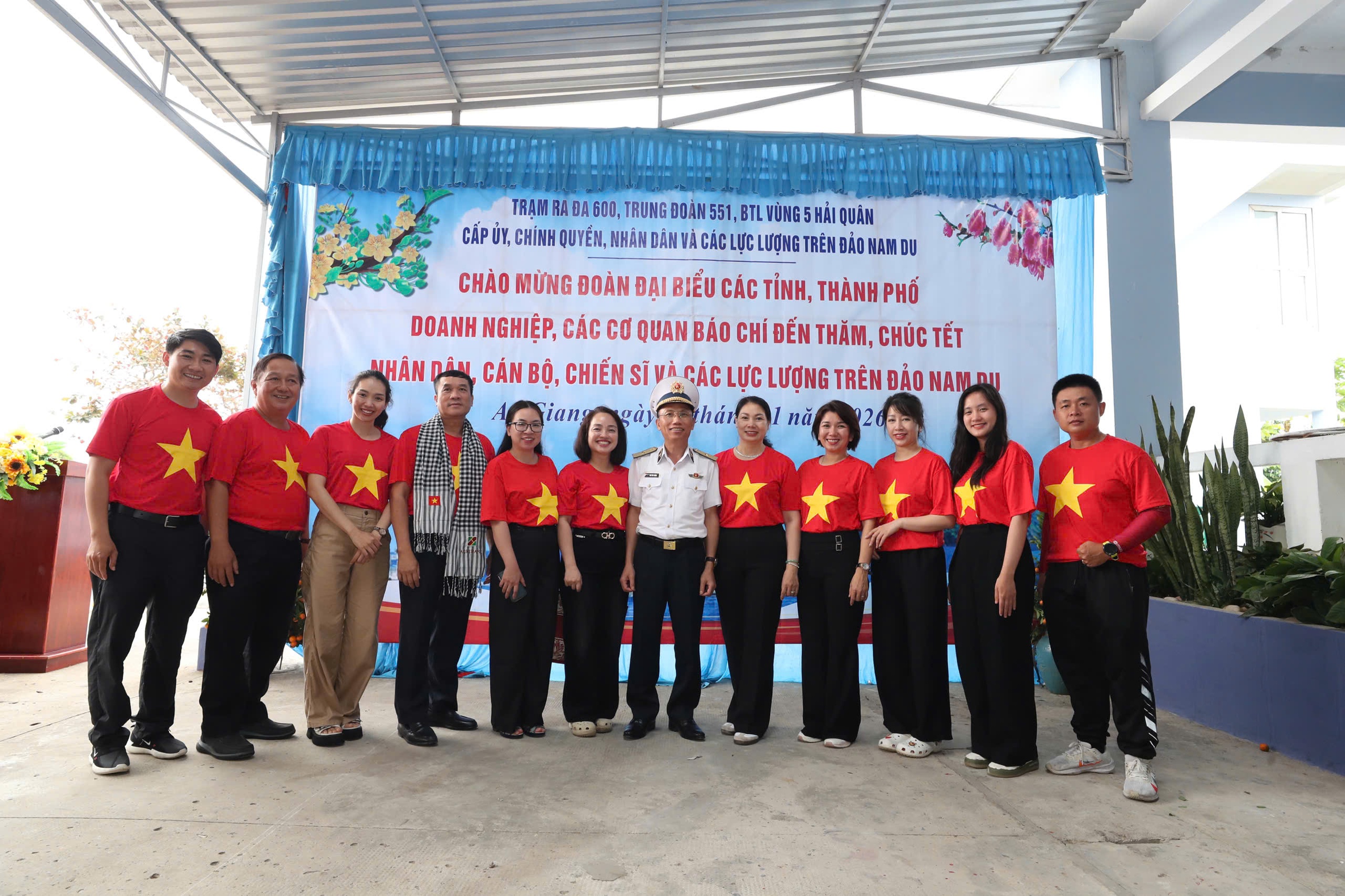 Chuyến hải trình trên vùng biển Tây Nam mang Tết đến với đảo xa của Tổ quốc- Ảnh 15.