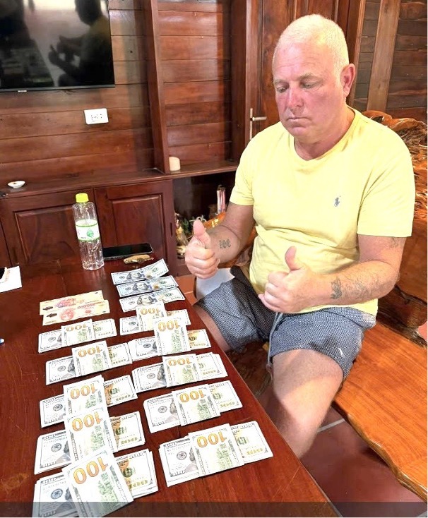 Công an đặc khu Phú Quốc hỗ trợ 2 du khách người Anh nhận lại gần 300 triệu đồng do nhầm lẫn thanh toán- Ảnh 2.