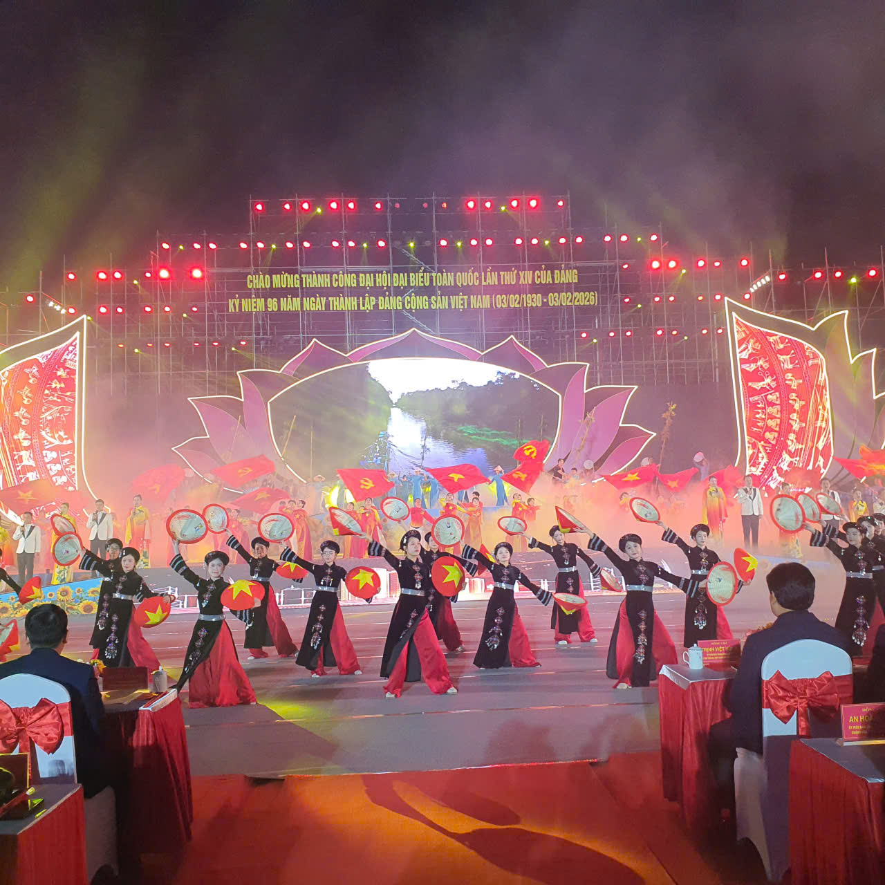 Lào Cai: Tổ chức chương trình nghệ thuật "Tự hào tiến bước dưới cờ Đảng quang vinh"- Ảnh 2.