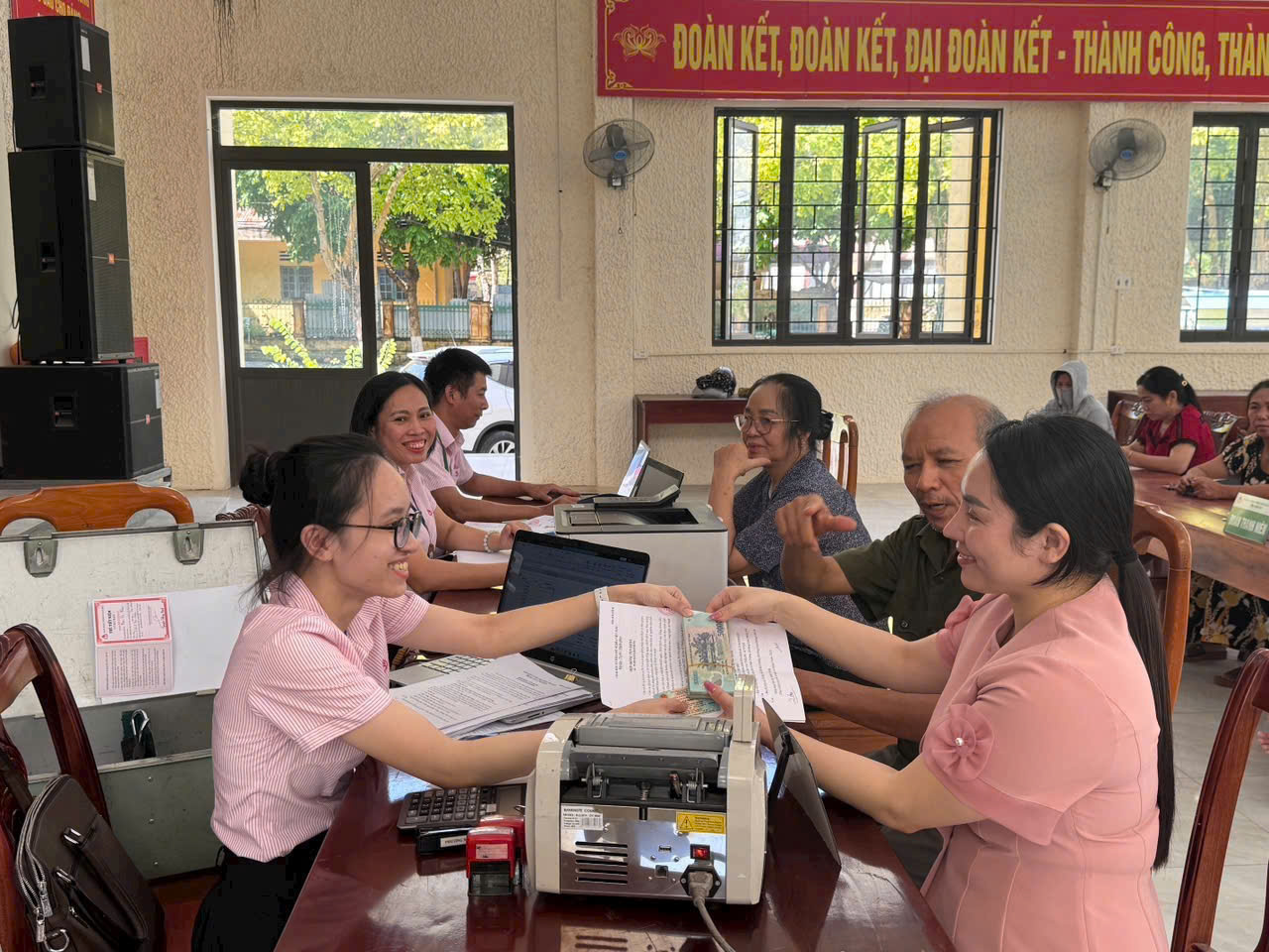 PGD NHCSXH Cam Đường: Điểm sáng tín dụng chính sách tại địa phương- Ảnh 2.