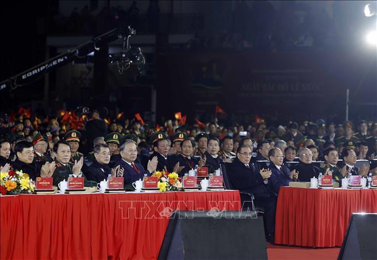 Lãnh đạo Đảng, Nhà nước dự cầu truyền hình kỷ niệm 85 năm Ngày Bác Hồ về nước trực tiếp lãnh đạo cách mạng Việt Nam- Ảnh 1.