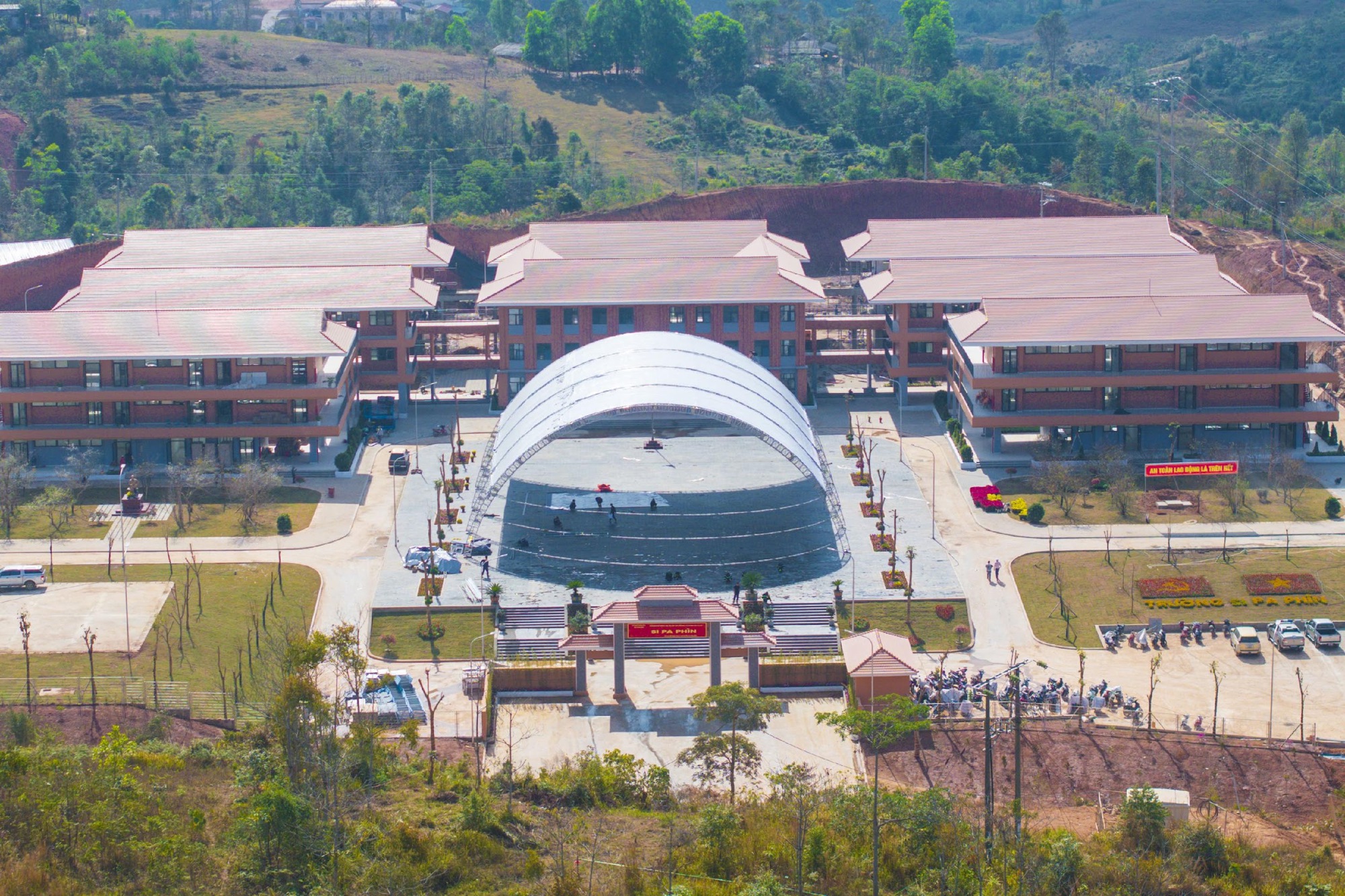 Máy tính bảng, nhạc cụ dân tộc… và ngôi trường “5 sao” hiện đại vùng biên giới Điện Biên- Ảnh 1.