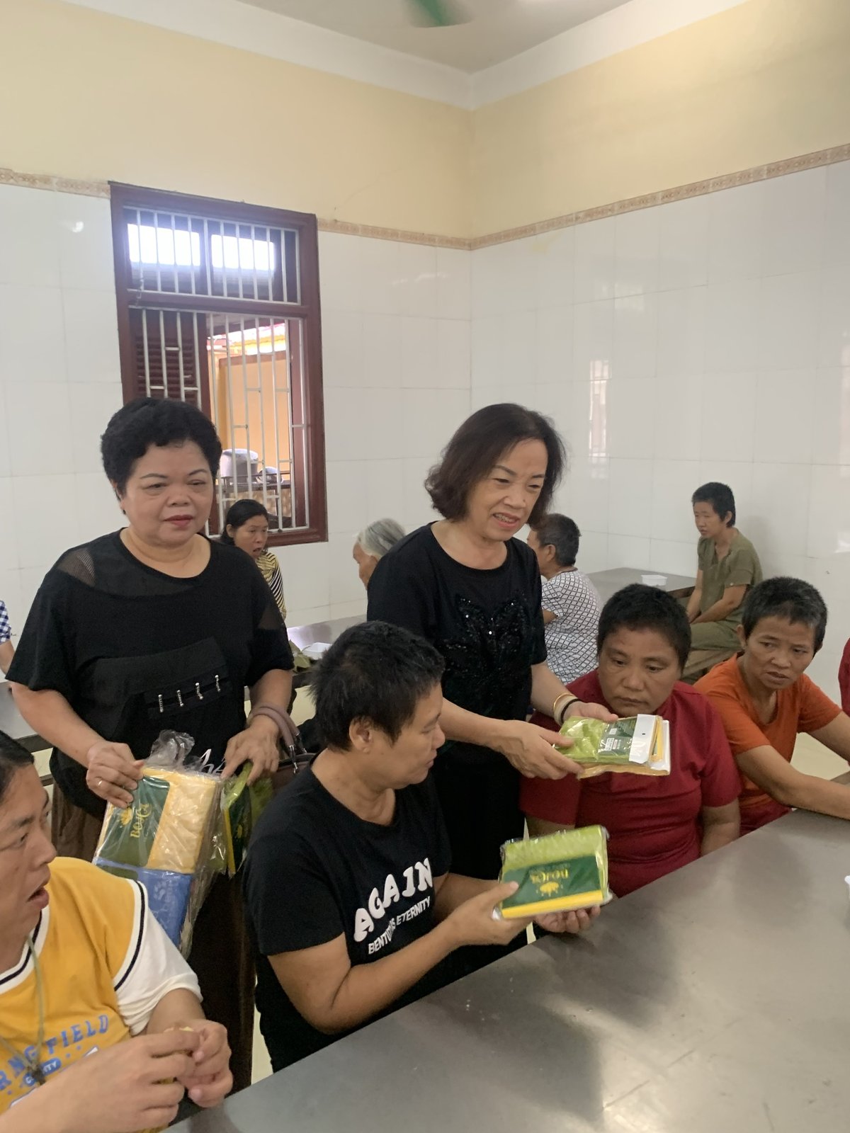 Đong đầy yêu thương ngày 20/10 sau cánh cổng Trung tâm Bảo trợ xã hội tỉnh Thanh Hóa- Ảnh 1.