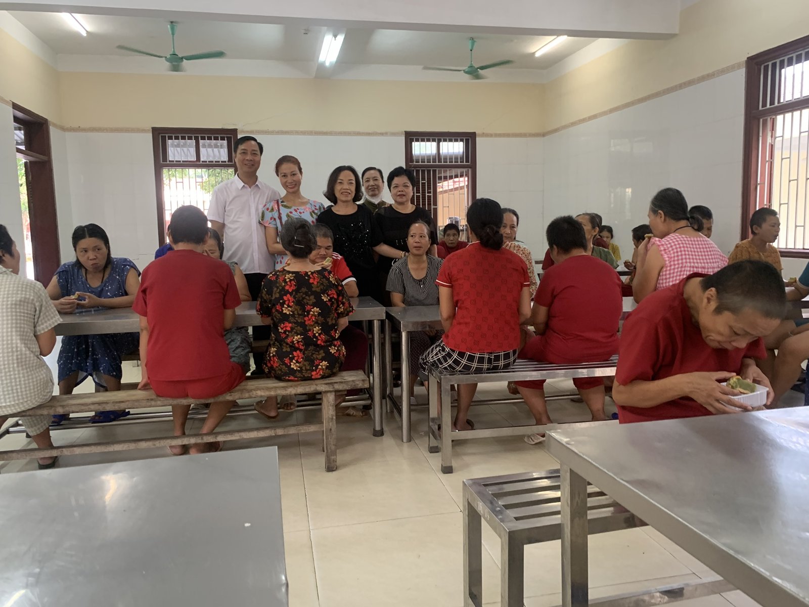Đong đầy yêu thương ngày 20/10 sau cánh cổng Trung tâm Bảo trợ xã hội tỉnh Thanh Hóa- Ảnh 2.
