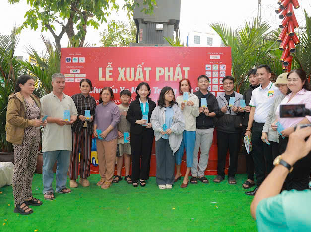 Cộng đồng Doanh nghiệp Quảng Ngãi với “chuyến xe không đồng” lần 9 đưa bà con về quê đón Tết- Ảnh 2. Cộng đồng Doanh nghiệp Quảng Ngãi với “chuyến xe không đồng” lần 9 đưa bà con về quê đón Tết- Ảnh 2.