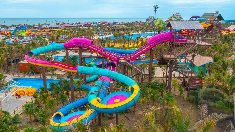 Ngay trong ngày khai trương, Công viên nước Vũng Tàu đón hàng nghìn lượt khách đến vui chơi- Ảnh 1.