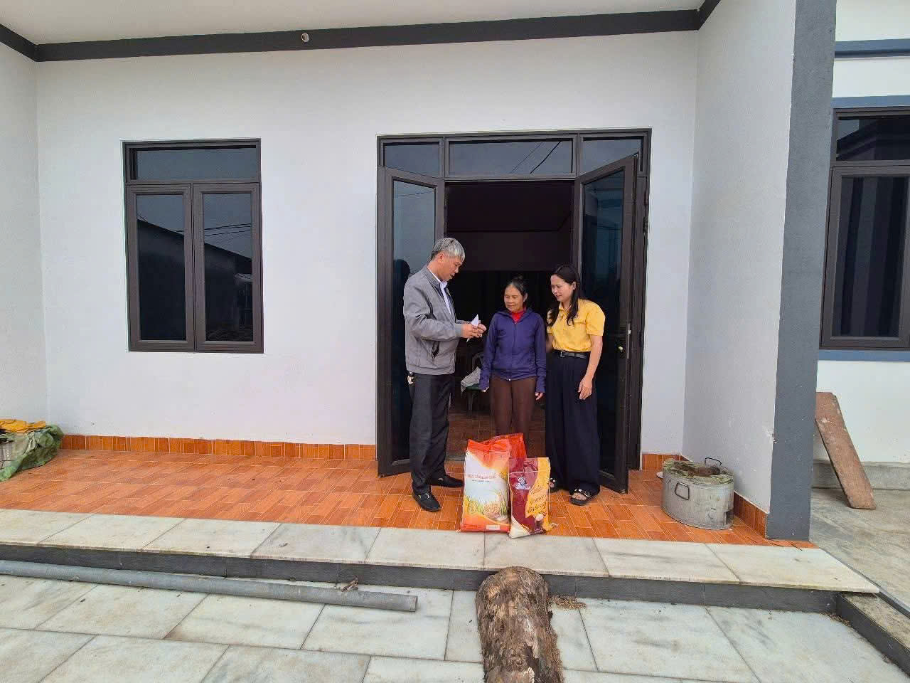 Mùa xuân từ trái tim người làm báo đến những ngôi nhà Đại đoàn kết- Ảnh 12.