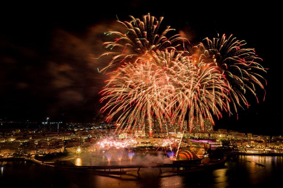 Khách quốc tế thích thú với màn pháo hoa mỗi ngày mừng năm mới ở Phú Quốc- Ảnh 2.