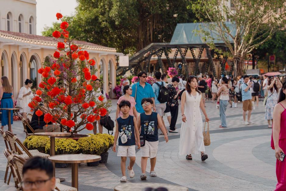 Khách quốc tế thích thú với màn pháo hoa mỗi ngày mừng năm mới ở Phú Quốc- Ảnh 3.