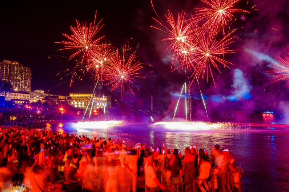 Khách quốc tế thích thú với màn pháo hoa mỗi ngày mừng năm mới ở Phú Quốc- Ảnh 4.